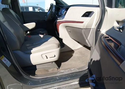 2014 Toyota Sienna Xle V6 8 Passenger z USA, uszkodzony, nr VIN 5TDYK3DC7ES471425